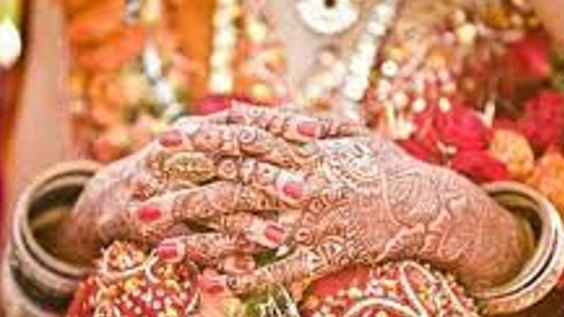 UP News: दूल्हा हुआ फरार, दुल्हन सजधज कर करती रही इंतजार, जानें पूरा मामला