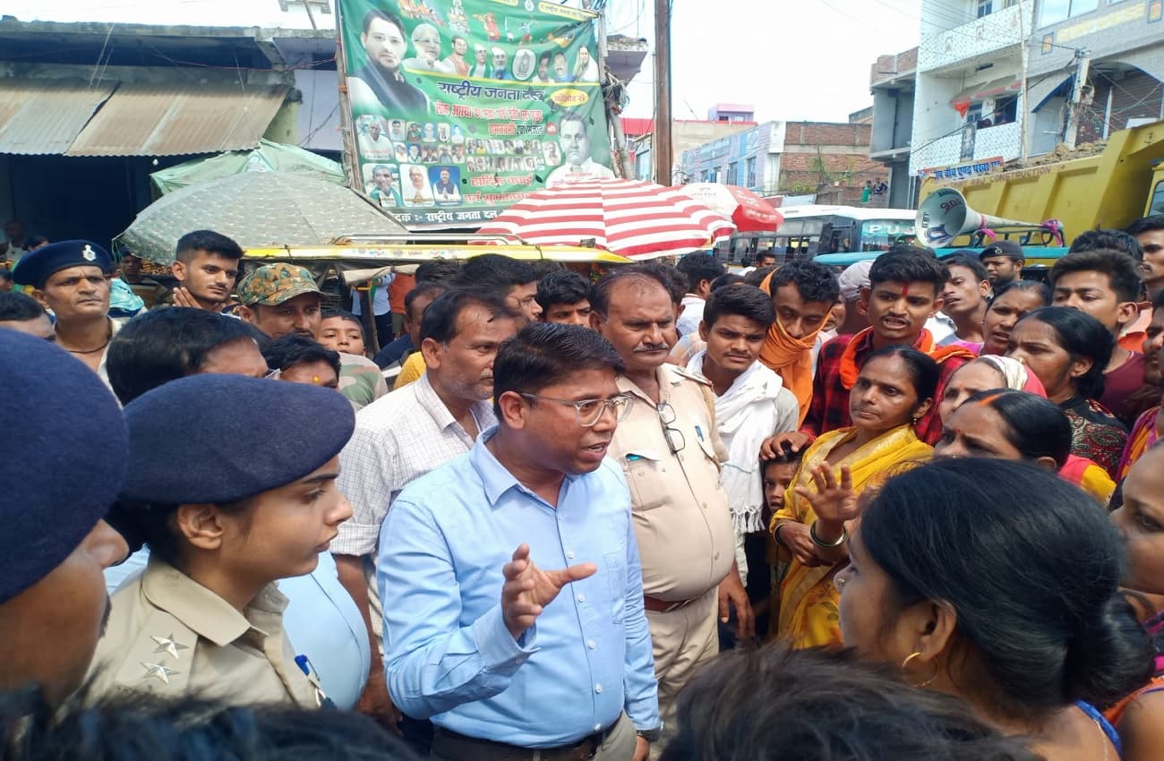 नालंदा में पानी के लिए फूटा लोगों का गुस्सा, ग्रामीणों ने सड़क जाम कर अधिकारियों के खिलाफ की नारेबाजी