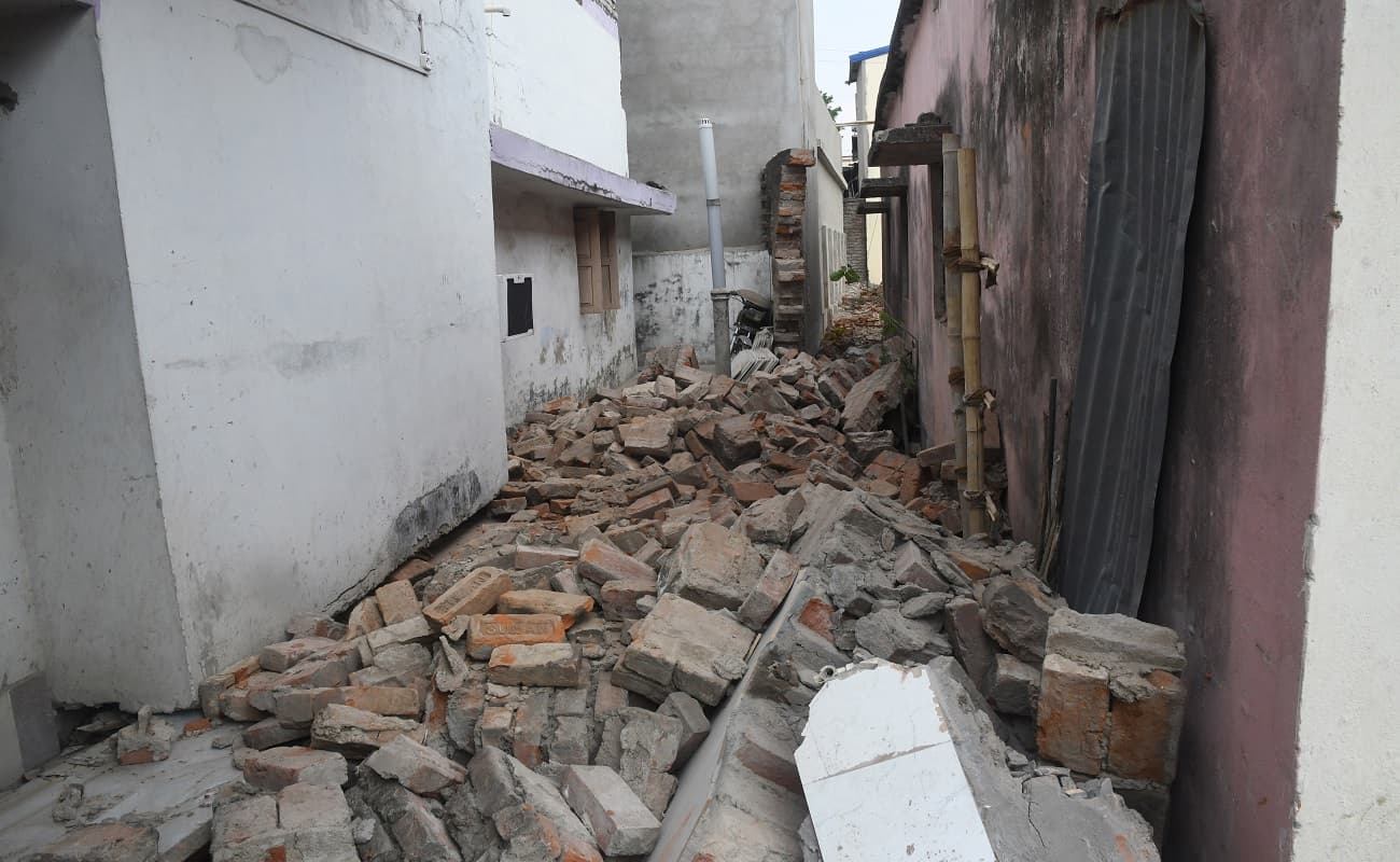 पटना के संत रविदास आश्रम में दीवार गिरने से मलबे में दबे दो मजदूर, एक की मौत, एक घायल