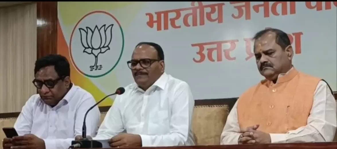 ब्रजेश पाठक का अखिलेश यादव पर हमला, बोले- मिलना चाहिए भ्रष्टाचार भूषण अवॉर्ड, सपा सरकार में घोटालों की भरमार