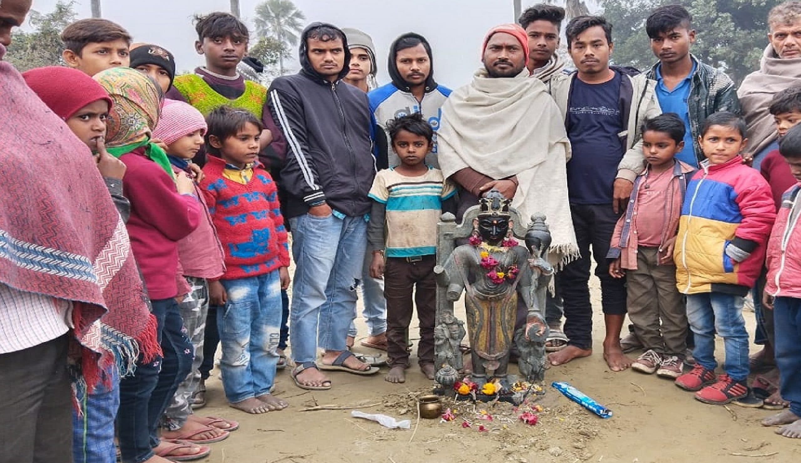 गोपालगंज में जमीन का सीना फाड़ कर प्रकट हुई हजारों वर्ष पुरानी प्रतिमा ! दर्शन-पूजन के लिए उमड़ी लोगों की भीड़
