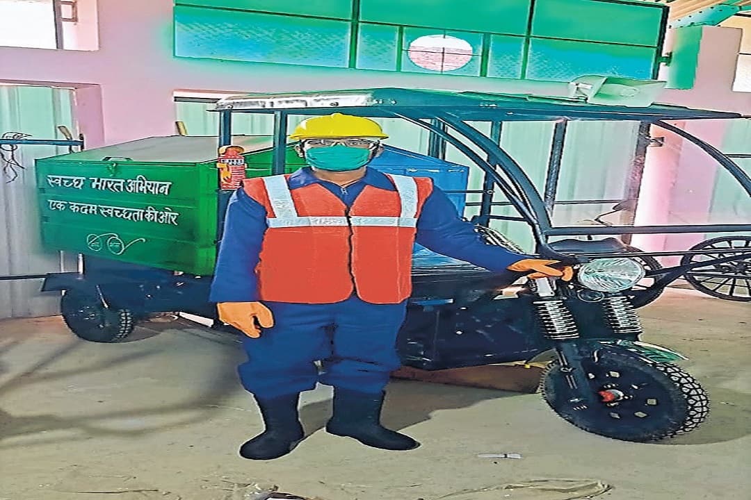 बेतिया में शुरू हुआ इ-रिक्शे का निर्माण, मजदूर से उद्यमी बने अजय ने तैयार किये कचरा ढोने वाले इ-रिक्शा