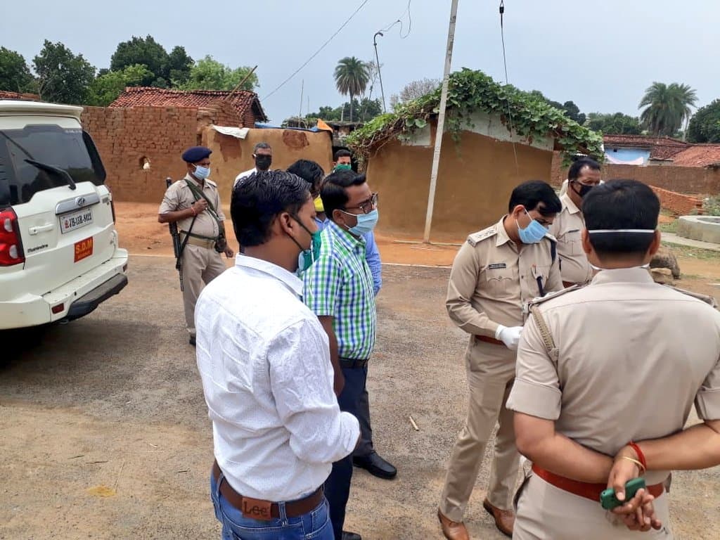 Coronavirus Jharkhand Update : हिंदपीढ़ी से बैरिकेडिंग लांघकर भागते 4 लोगों को पुलिस ने पकड़ा