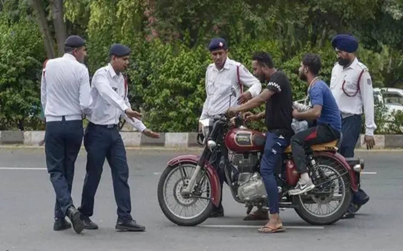 रांची में रोज बिना हेलमेट पहने 1181 लोग चलाते हैं वाहन, 119 लोग हर दिन तोड़ रहे हैं सिग्नल