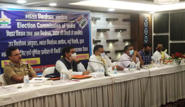 भागलपुर में चुनाव आयोग की टीम ने की तैयारी की समीक्षा, कहा- शराब प्रतिबंध मामले को गंभीरता से लें, वारंट पर करें कार्रवाई