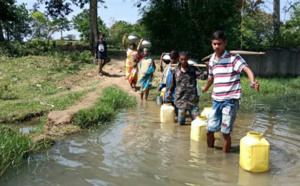 प्रभात खबर ग्राउंड रिपोर्ट : पिछले 20 साल से नदी पार कर पीने का पानी लाते हैं इस गांव के लोग