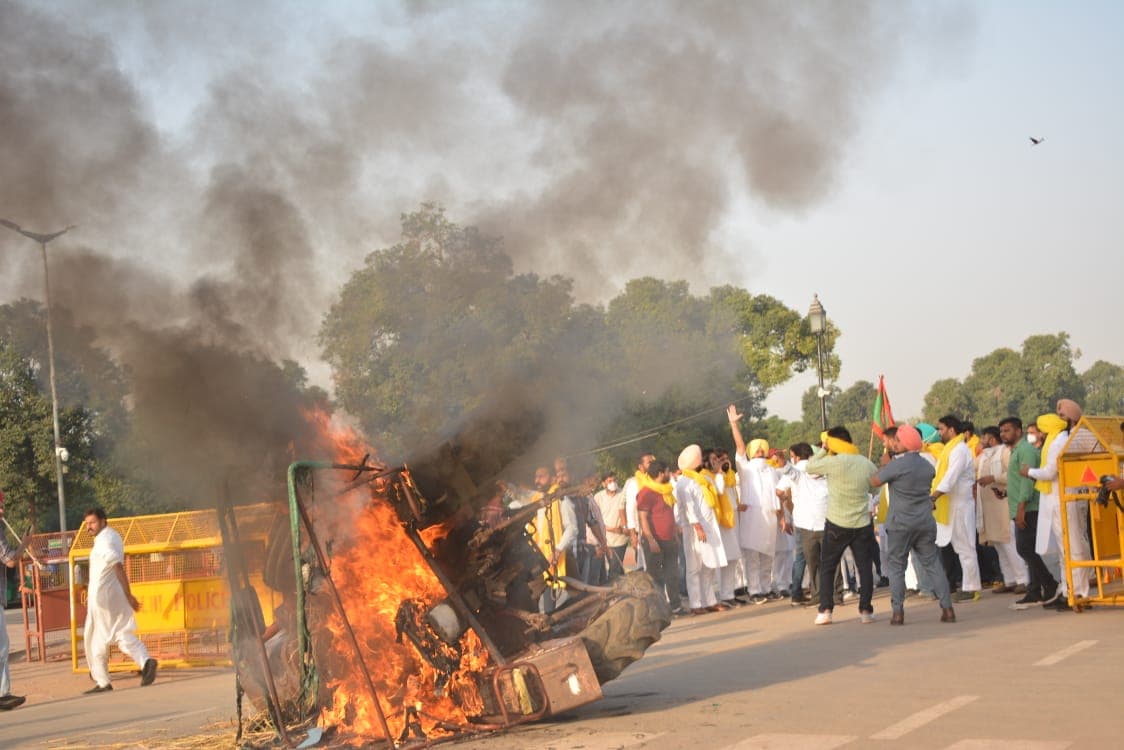 Krishi Bill 2020: कृषि कानूनों को लेकर पंजाब-यूपी-दिल्ली और कर्नाटक में कांग्रेस का प्रदर्शन,पंजाब के सीएम कैप्टन अमरिंदर सिंह धरने पर बैठे