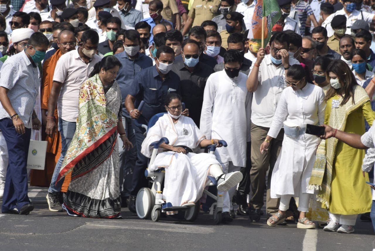 Bengal Chunav 2021: ममता के 'सियासी चोट' पर चुनाव आयोग का 'हथौड़ा', क्या बंगाल में उलटा पड़ेगा दीदी का दांव ?
