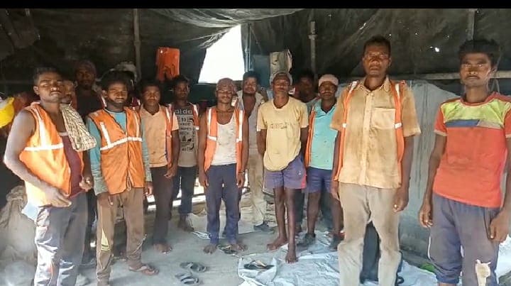 मजदूरों ने वीडियो भेजकर सुनायी पीड़ा, हम परदेश में संकट में हैं, घर की याद आ रही