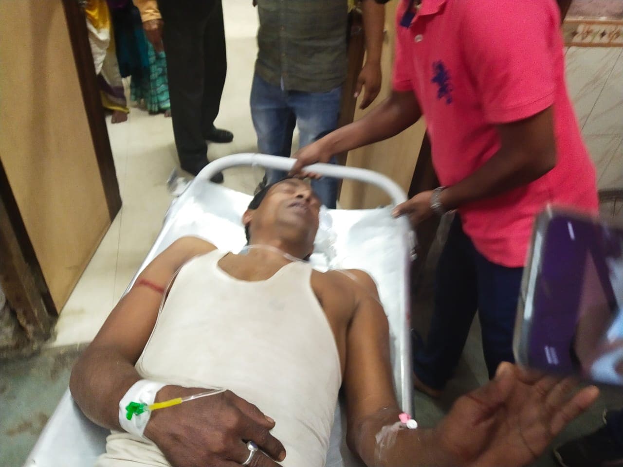 मालदा में भाजपा नेता पर चली गोली, टीएमसी पर लगा हमले का आरोप मालदा में भाजपा नेता पर चली गोली, टीएमसी पर लगा हमले का आरोप