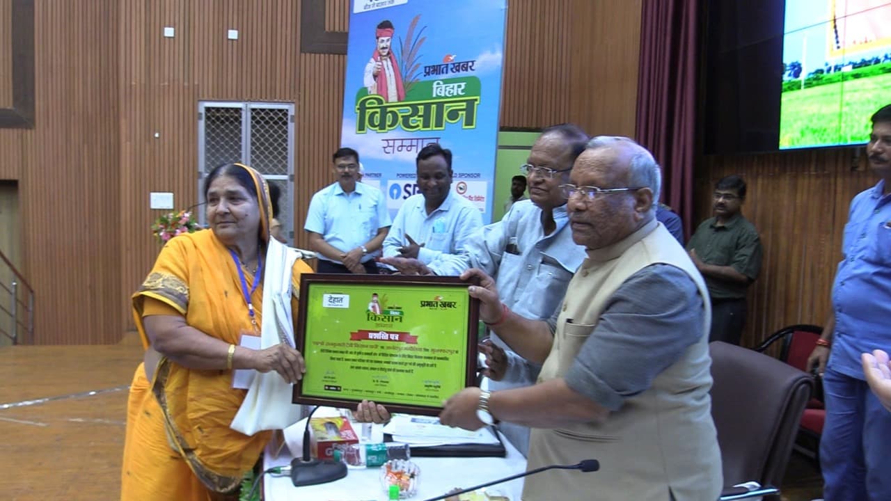 किसानों का सम्मान कर प्रभात खबर ने शुरू की नयी परंपरा, बोली किसान चाची- गौरवान्वित हुई
