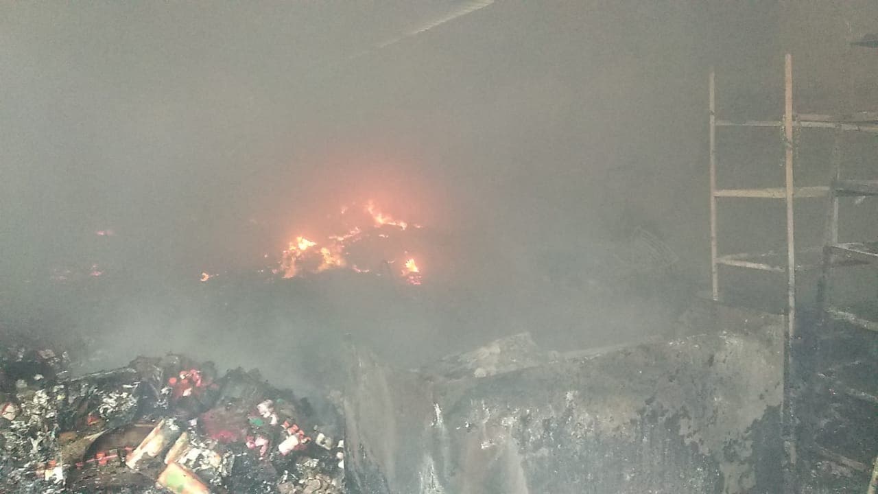 बिहार में अगलगी, नौ घर खाक, छह सिलिंडर फटे, सात दमकल ने दो घंटे की मशक्कत के बाद पाया काबू