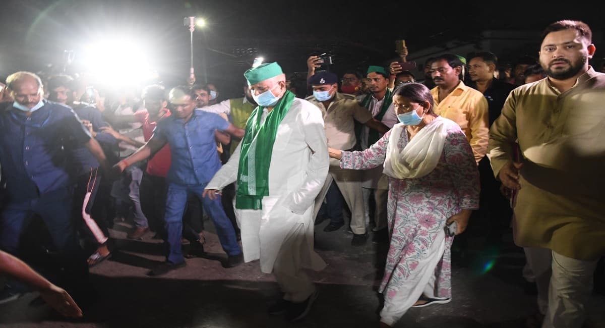 दिल्ली से राबड़ी के साथ पटना लौटे लालू यादव, CBI कोर्ट ने पासपोर्ट रिलीज करने का दिया आदेश