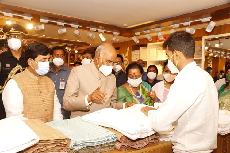 प्रथम परिवार ने की खादी मॉल में खूब खरीददारी, राष्ट्रपति को मधुबनी खादी तो पत्नी को पसंद आया भागलपुरी सिल्क