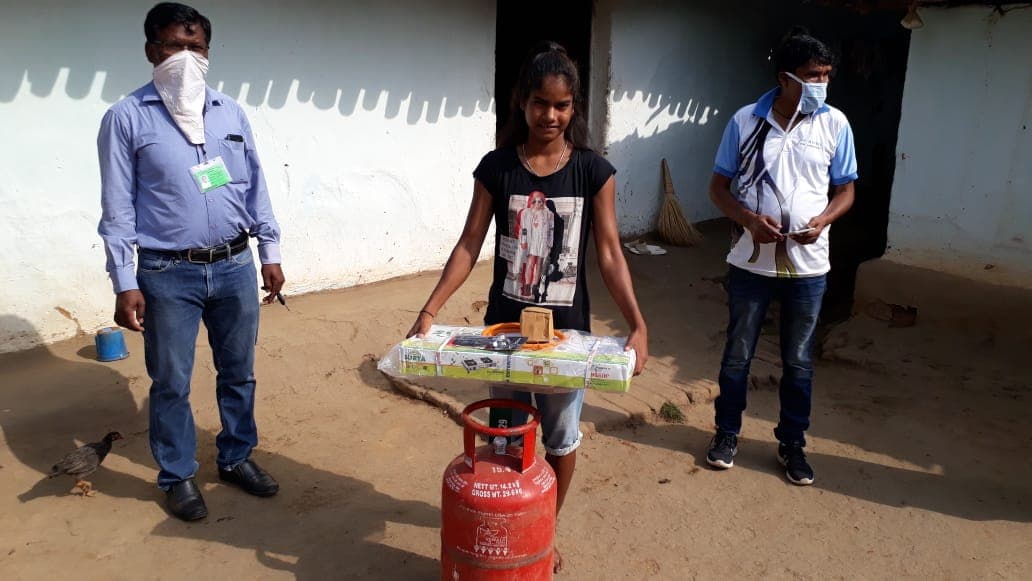 प्रभात खबर में छपी खबर का असर, हॉकी खिलाड़ी संगीता को मिला गैस चूल्हा और सिलेंडर