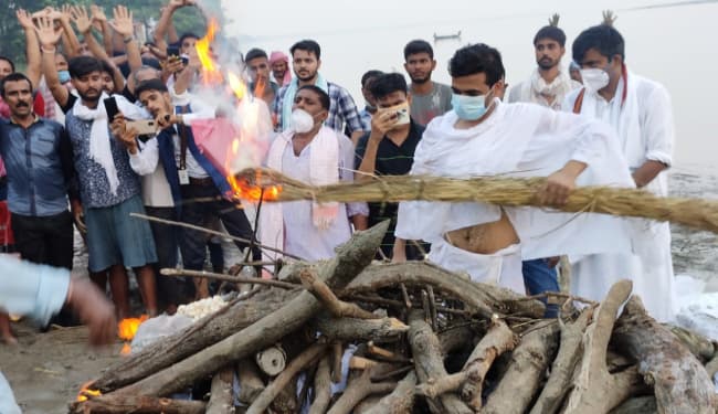 पूर्व केंद्रीय मंत्री रघुवंश प्रसाद को छोटे बेटे शशि शेखर ने दी मुखाग्नि, पंचतत्व में विलीन हुए 'ब्रह्म बाबा'