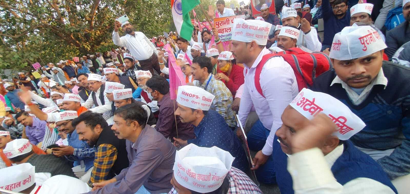 लखनऊ में पुरानी पेंशन बहाली की मांग को लेकर कर्मचारियों ने भरी हुंकार, अब संसद भवन का करेंगे घेराव