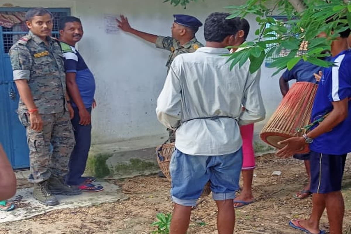 Jharkhand News:अपहरण मामले में फरार आरोपी के घर चिपकाया इश्तेहार, सरेंडर नहीं करने पर होगी कुर्की-जब्ती