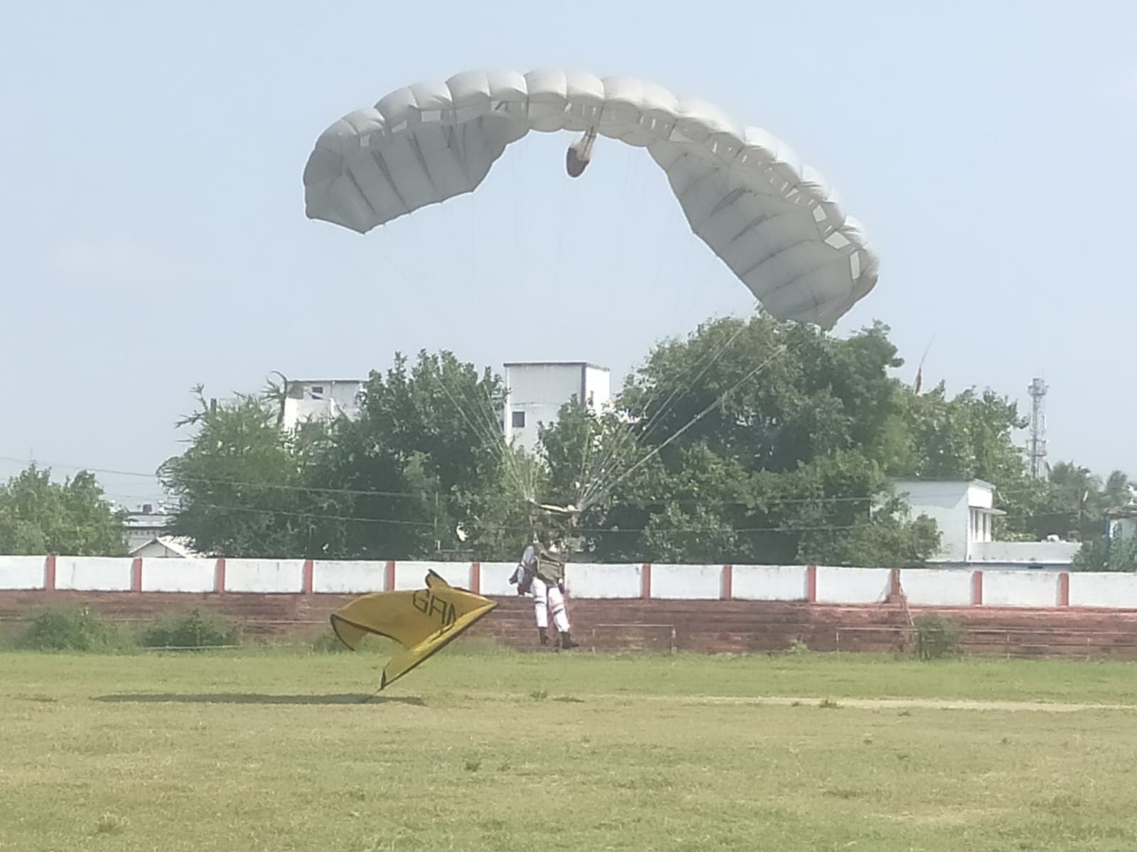 दरभंगा में आसमान से उतरे एयरफोर्स के स्काई डायवर्स, पोलो मैदान में जुटी हजारों की भीड़, देखें तस्वीरें