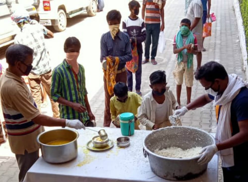 सेवा भारती का निःशुल्क दाल- भात केंद्र 4 जिलों में संचालित, कई संगठन कर रहे गरीबों की मदद