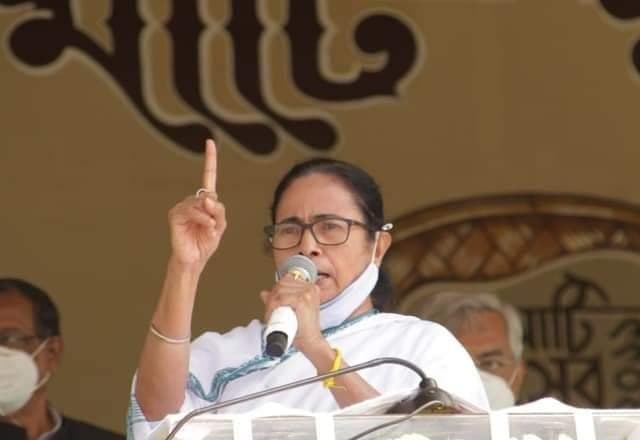 चुनाव के बीच बढ़ सकती है ममता बनर्जी की मुश्किलें, टीएमसी सुप्रीमो के इस बयान पर ECI पहुंची बीजेपी, FIR करने की मांग