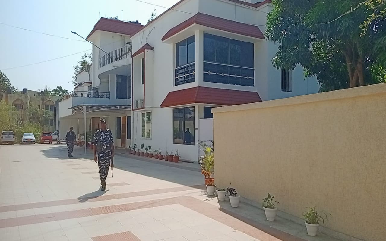 झारखंड में ईडी रेड LIVE: छवि रंजन के आवास पर शाम 07:10 बजे तक ईडी की चली छापेमारी