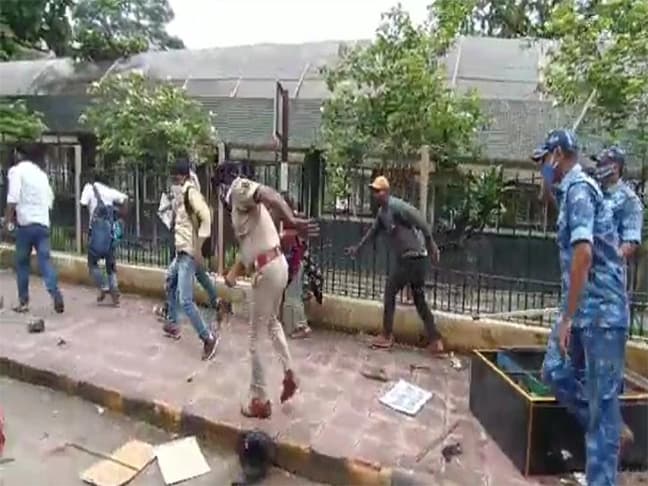 पटना में शिक्षा मंत्री के आवास का घेराव करने पहुंचे STET अभ्यर्थियों पर लाठीचार्ज