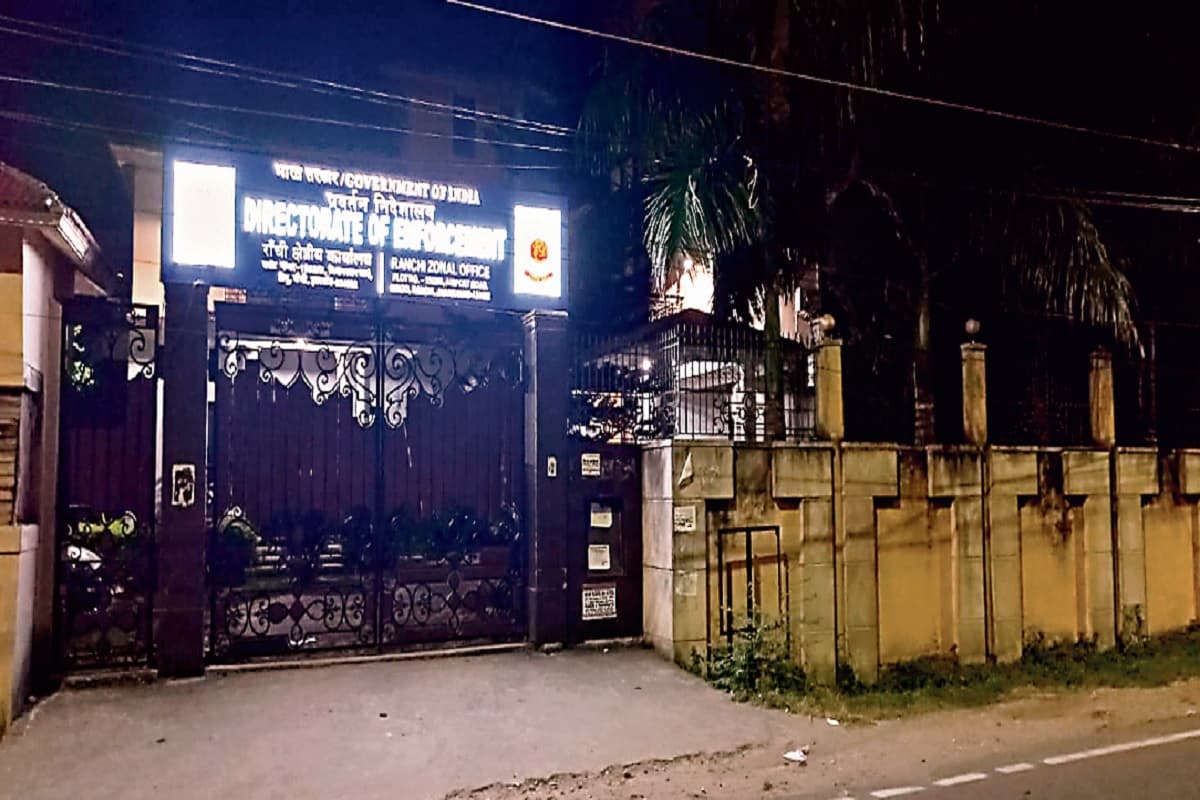 झारखंड: ED को जमीन खरीद बिक्री के सिलसिले में किस बॉस की है तलाश, राजस्व कर्मचारी के मोबाइल पर मिला था ब्योरा