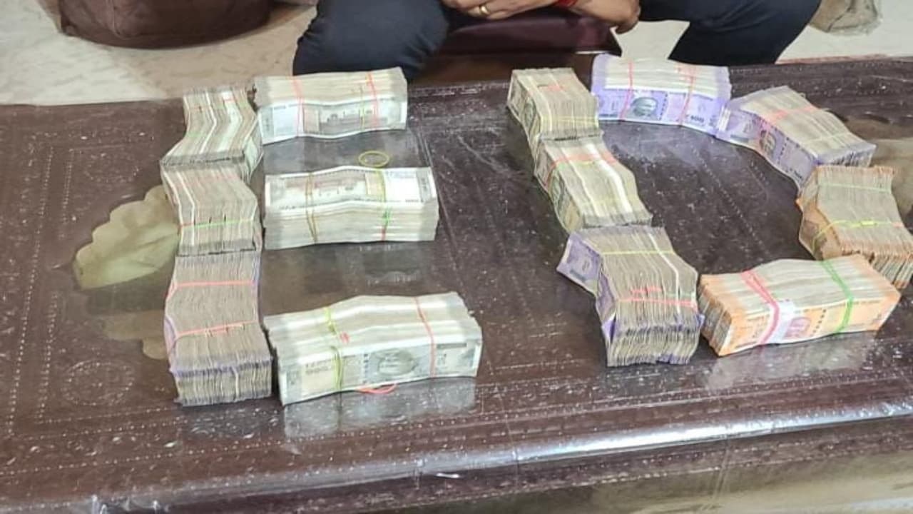 मनी लांड्रिंग मामले में कई जगहों पर ईडी की रेड, छापेमारी में डेढ़ करोड़ रुपये से अधिक की नकदी बरामद