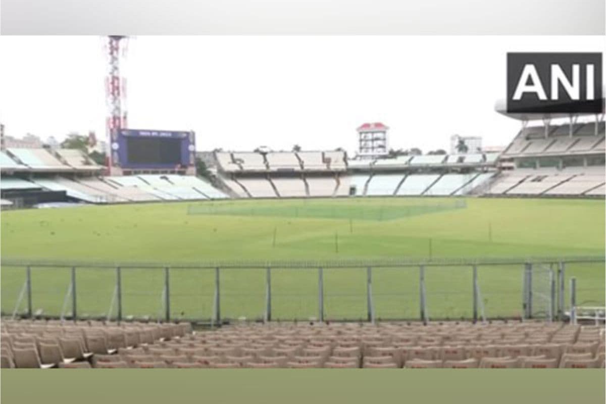 WB News : ईडेन गार्डेन में खेला जा रहा था वर्ल्डकप का मैच, अचानक बैरिकेड पार कर मैदान में घुसा युवक गिरफ्तार