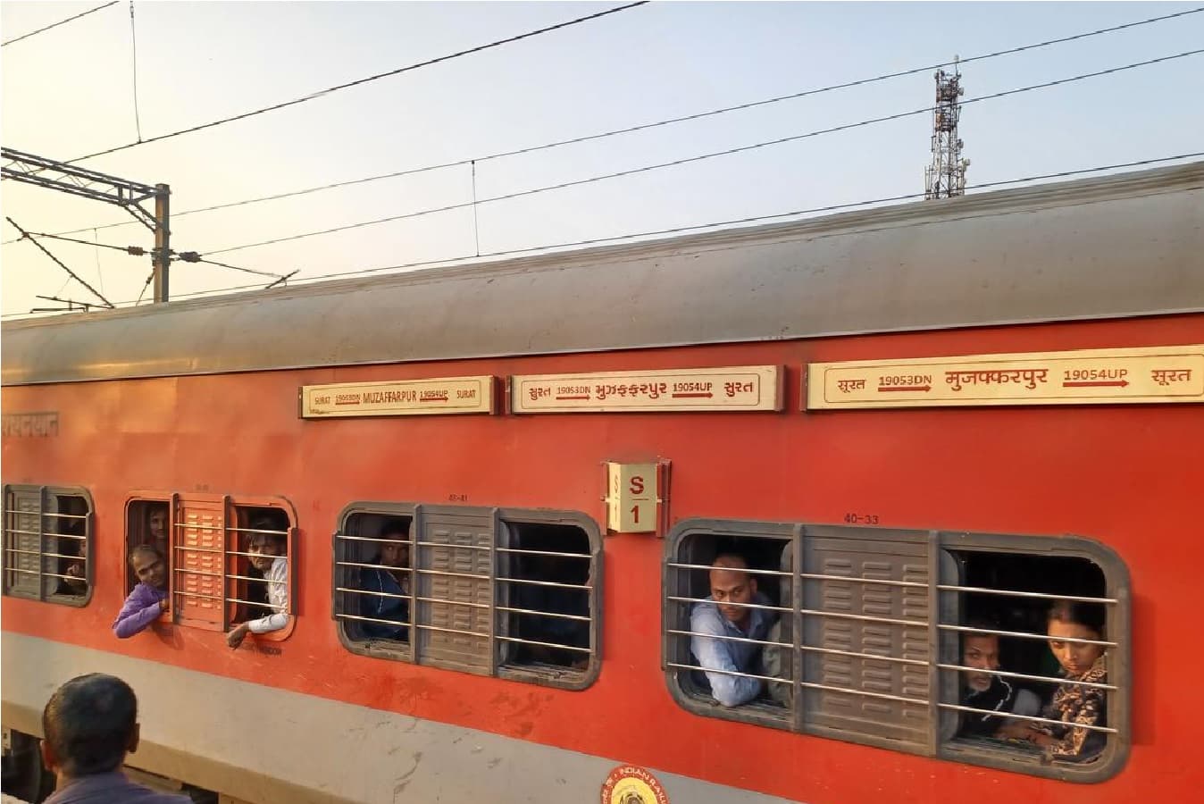 मुजफ्फरपुर-सूरत एक्सप्रेस में महिला ने किया छेड़खानी का विरोध, तो रिश्तेदार के साथ उसे चलती ट्रेन से फेंका