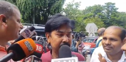 जेल की जगह आनंद मोहन के घर पहुंचने पर मुख्यालय ने एसपी लिपि सिंह से मांगी रिपोर्ट, कई 
पुलिसकर्मी निलंबित