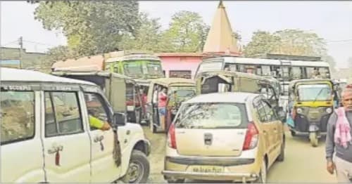 जाम में फंसे एंबुलेंस में महिला ने दिया बच्चे को जन्म, नाम रखा जामवंत