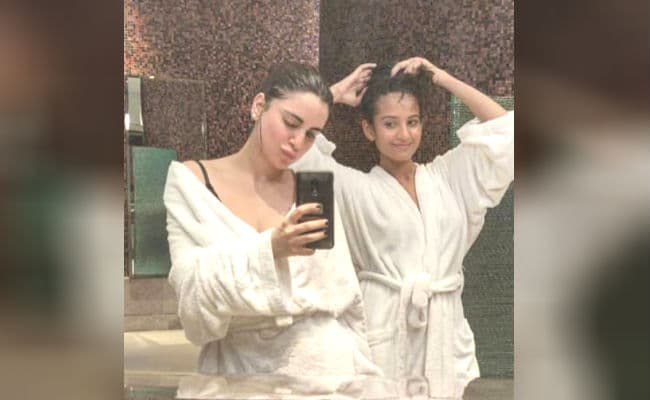 'कुंडली भाग्य' की 'प्रीता' ने पोस्ट की 'बाथरूम सेल्फी', श्रद्धा आर्या के बोल्ड अंदाज पर दिल हार जाएंगे आप