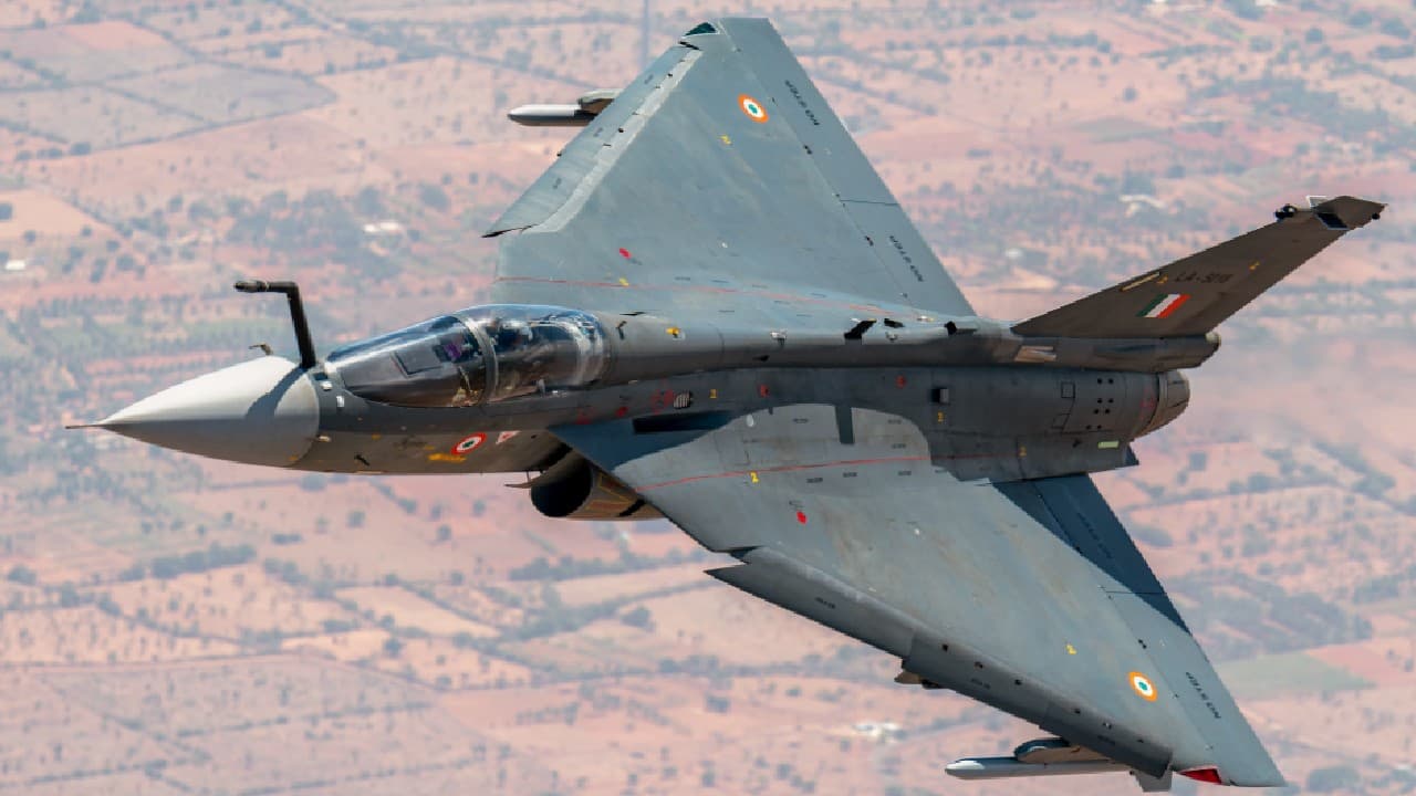 बालों में फूल लगाए हॉट अंदाज में दिखीं करिश्मा तन्ना, फैंस ने कमेंट में लिखा- 'तेरे नैना बड़े ही...'