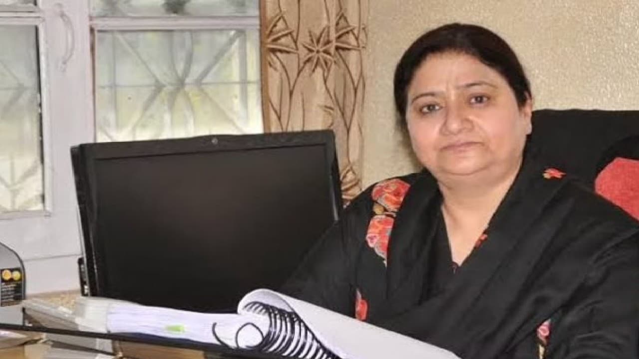 कश्मीर विश्वविद्यालय की पहली महिला कुलपति बनीं प्रोफेसर नीलोफर खान, 3 साल का होगा कार्यकाल