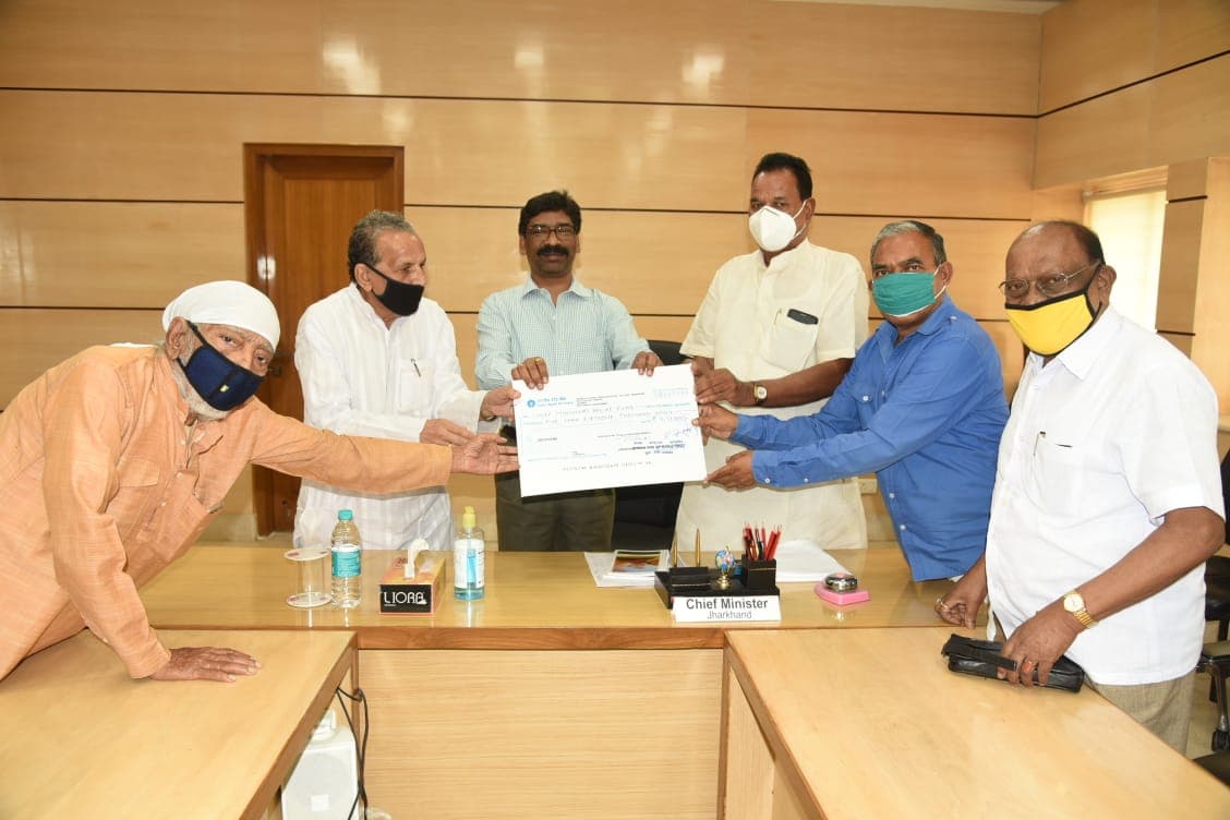 Jharkhand Coronavirus: कोरोना से निबटने के लिए पूर्व विधायकों ने मुख्यमंत्री राहत कोष में दिये 5 लाख 51 हजार रुपये