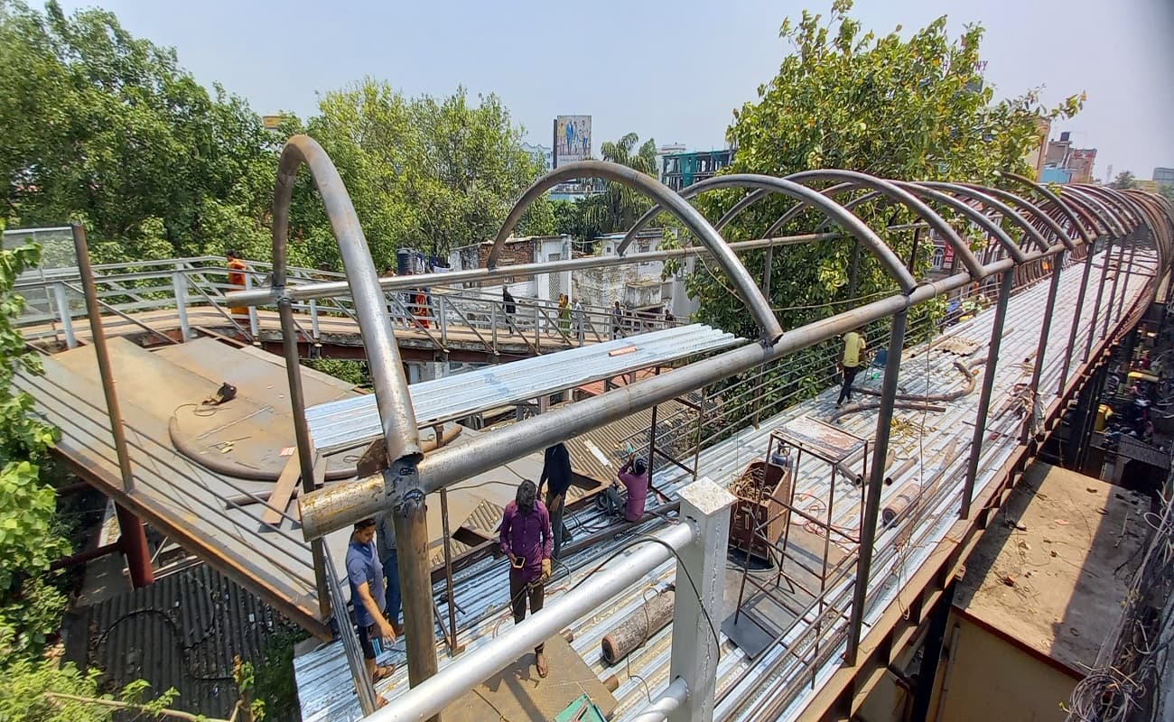 Patna : राजेंद्र नगर टर्मिनल के पास फुट ओवरब्रिज जल्द होगा शुरू, टाइल्स लगाने व छतरी बनाने का हो रहा काम