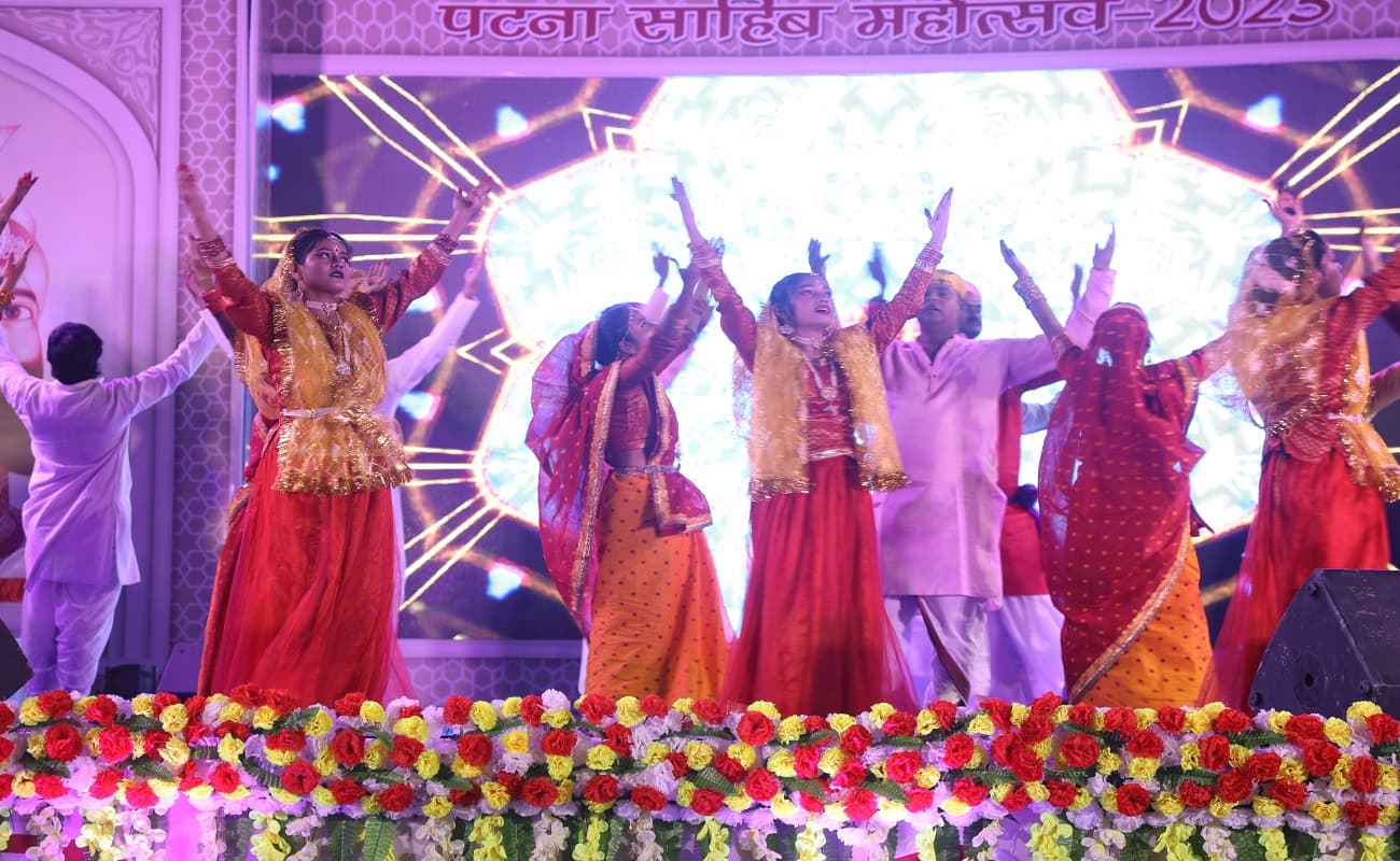 पटना साहिब महोत्सव में भांगड़ा पर झूमे युवा, आज सूफी गायिका ममता जोशी व कॉमेडियन राजीव ठाकुर जमाएंगे रंग