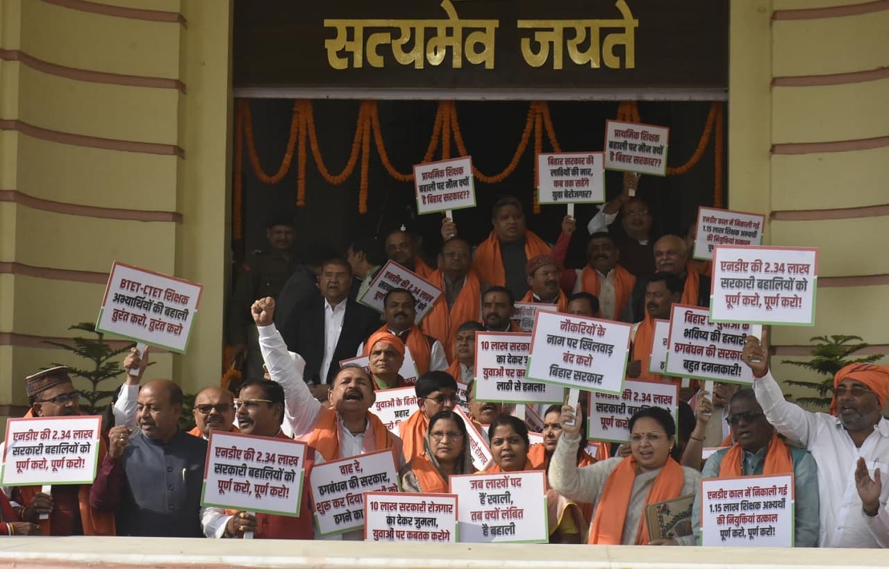 बिहार शीतकालीन सत्र : शिक्षक नियुक्ति मामले को लेकर भाजपा का हंगामा, केदार गुप्ता नहीं ले सके शपथ बिहार शीतकालीन सत्र : शिक्षक नियुक्ति मामले को लेकर भाजपा का हंगामा, केदार गुप्ता नहीं ले सके शपथ