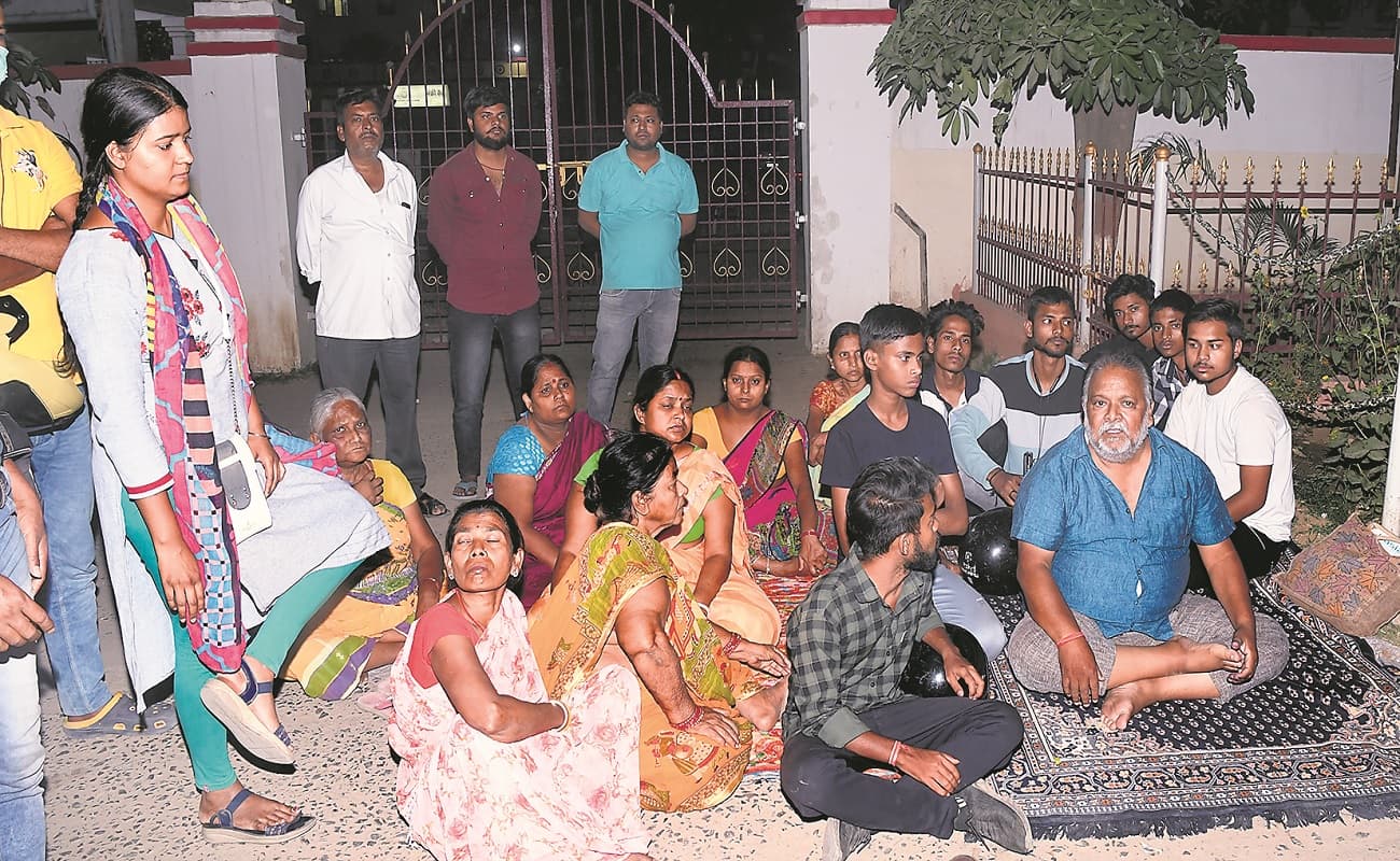 पटना में महिला मरीज की मौत के बाद अस्पताल में हंगामा, पति ने लगाए गंभीर आरोप, धरने पर बैठे परिजन