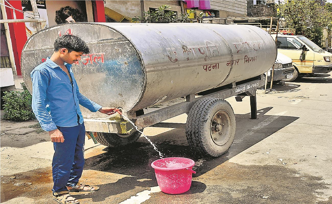 पटना में पानी के लिए मचा हाहाकार, चार जगहों पर जली बोरिंग, 60 हजार से अधिक आबादी प्रभावित