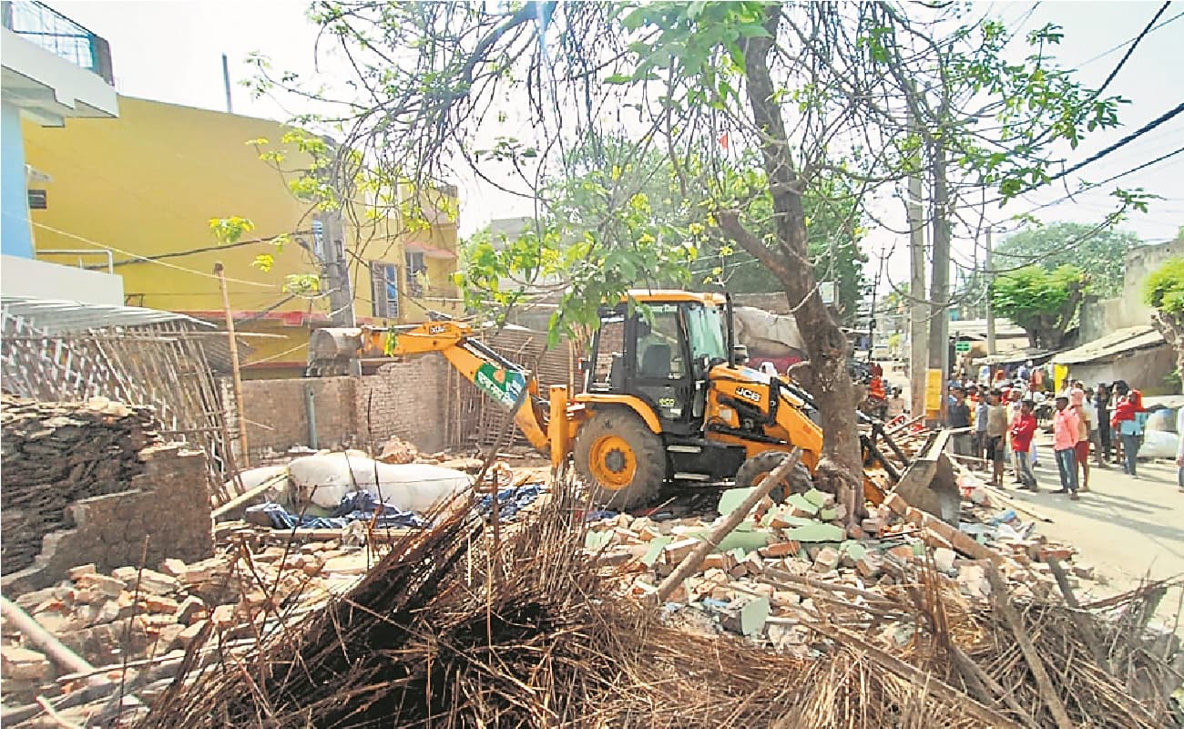 पटना में गंगा पुल परियोजना की जमीन से हटाया गया अतिक्रमण, न्यायालय के आदेश पर पांच को दिलाया गया कब्जा