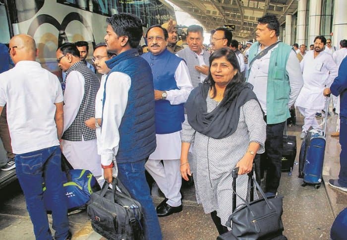 मध्य प्रदेश सियासी संकट : सिंधिया समर्थक विधायकों ने राज्यपाल से की सुरक्षा की मांग, कमलनाथ ने किया सुरक्षित माहौल देने का वादा