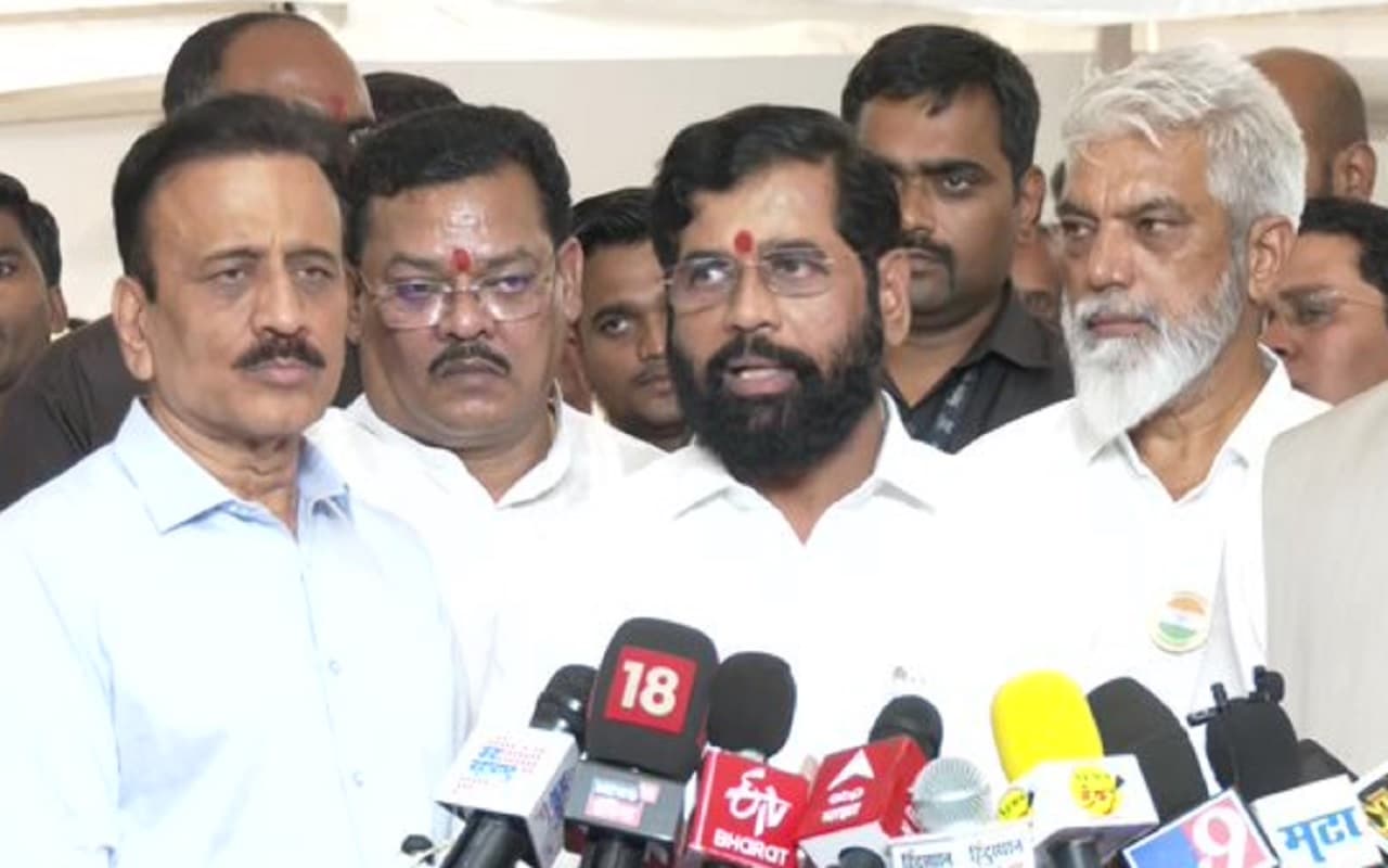 Sena vs Sena: शिवसेना को लेकर लड़ाई जारी, शिंदे द्वारा दायर याचिका को SC ने संविधान पीठ के पास भेजा