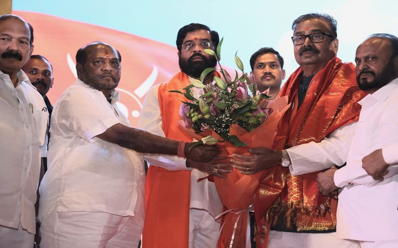 Maharashtra Politics: उद्धव ठाकरे को बड़ा झटका! वरिष्ठ नेता गजानन कीर्तिकर शिंदे गुट में हुए शामिल