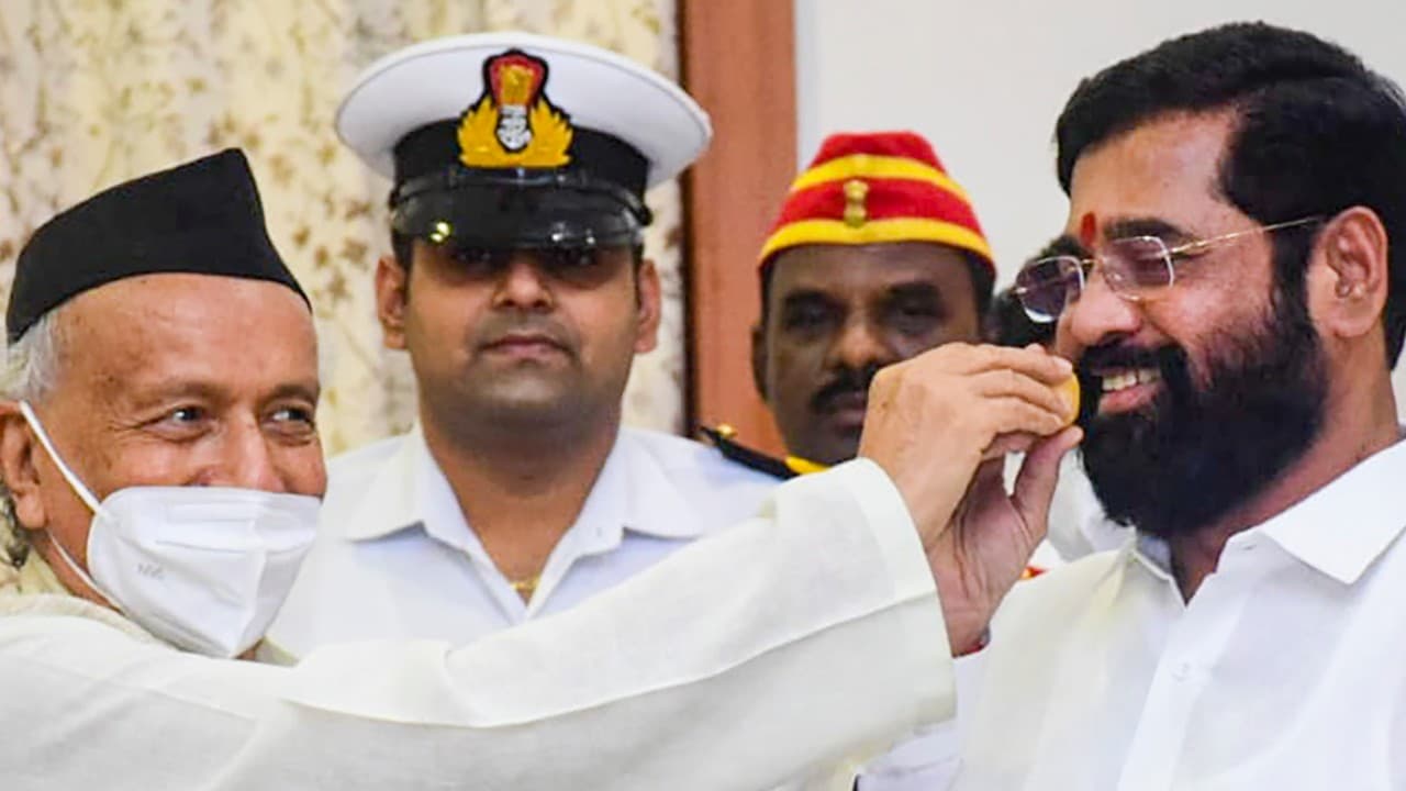 Maharashtra: एकनाथ शिंदे बने महाराष्ट्र के मुख्यमंत्री, देवेंद्र फडणवीस ने उप-मुख्यमंत्री पद की शपथ ली