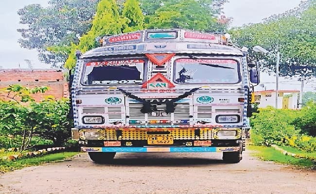 ट्रक से कालाबाजारी के लिए ले जा रहा 391 बोरी सरकारी चावल जब्त, पुलिस ने देर रात की कार्रवाई