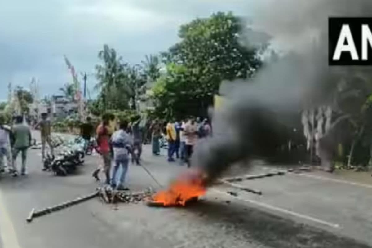 पंचायत चुनाव : बंगाल में हिंसा का खूनी खेल जारी, अब तक 14 की मौत 8 घायल पंचायत चुनाव : बंगाल में हिंसा का खूनी खेल जारी, अब तक 14 की मौत 8 घायल