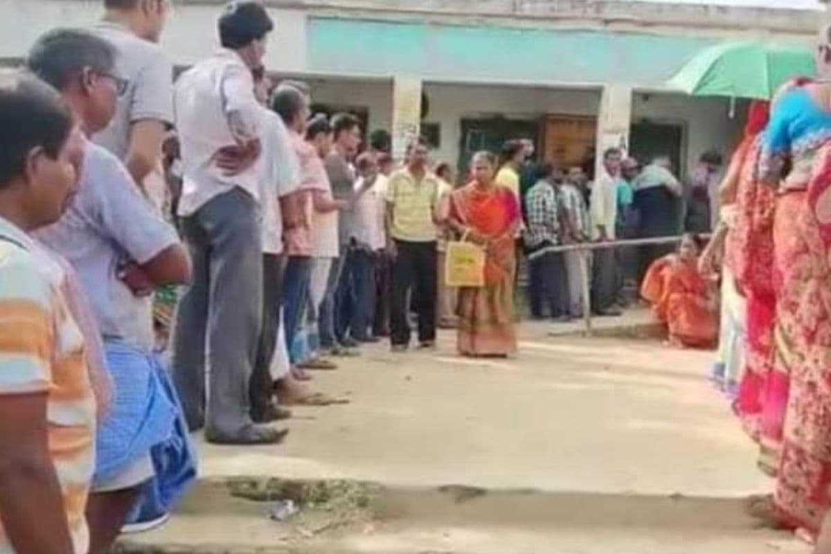 कांकसा : बूथ 151 में पीठासीन अधिकारी के सामने मां का वोट बेटे ने दिया